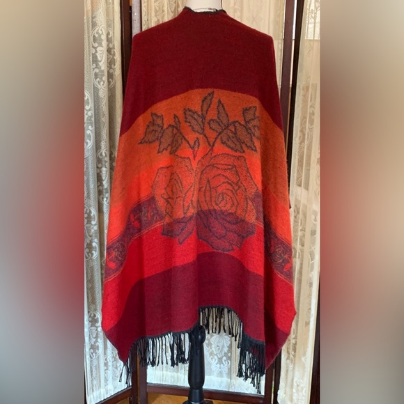 BEAUTIFUL REVERSIBLE ROSE DESIGN FRINGED CAPE PANCHO SHAWL - Picture 10 of 12
